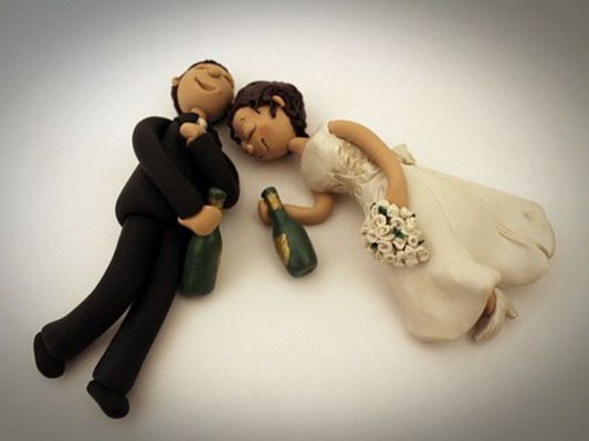 drunk-bride-and-groom-funny-cake-topper